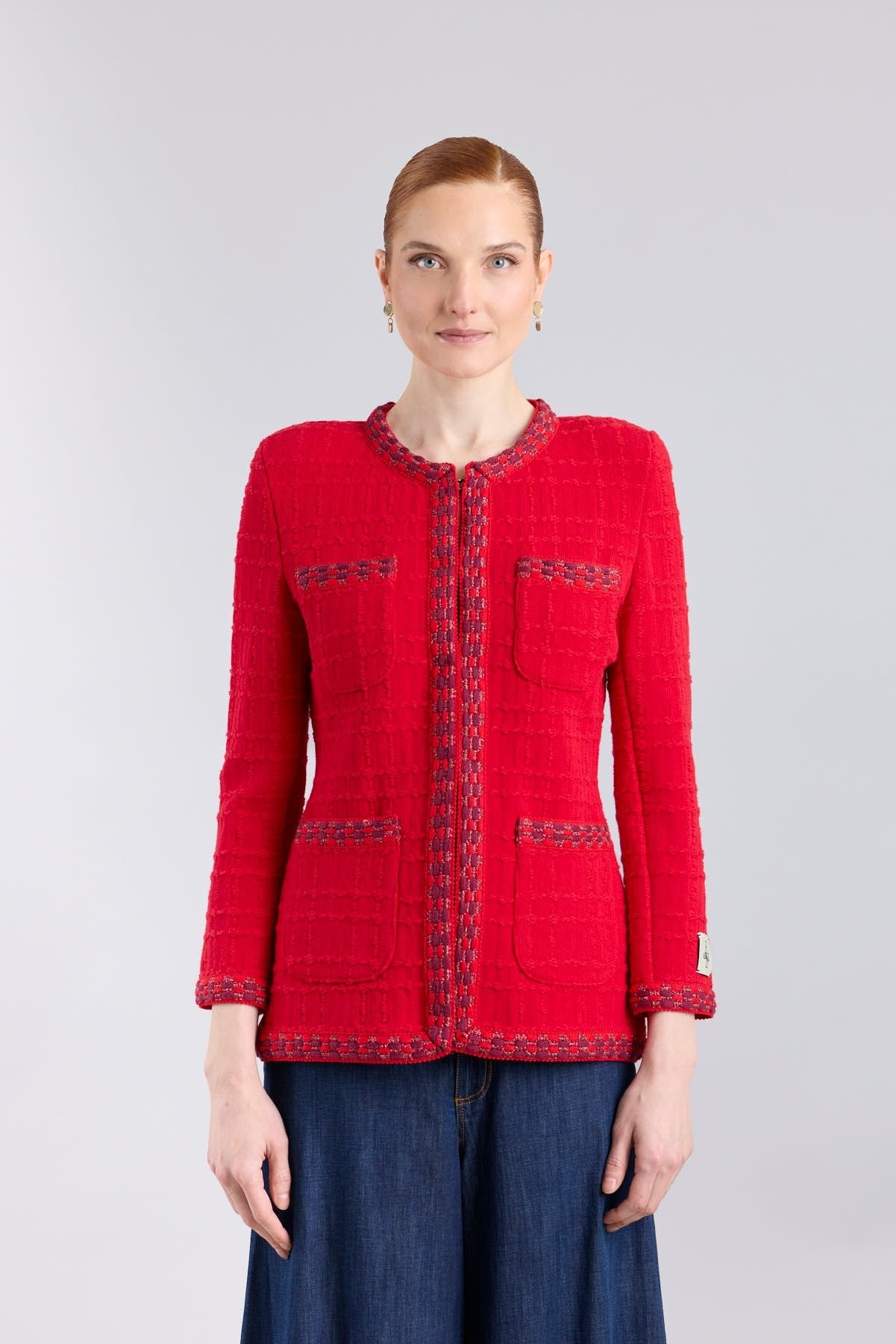 Chaqueta de punto para mujer modelo Oliver en blanco con vivos y bolsillos en negro.