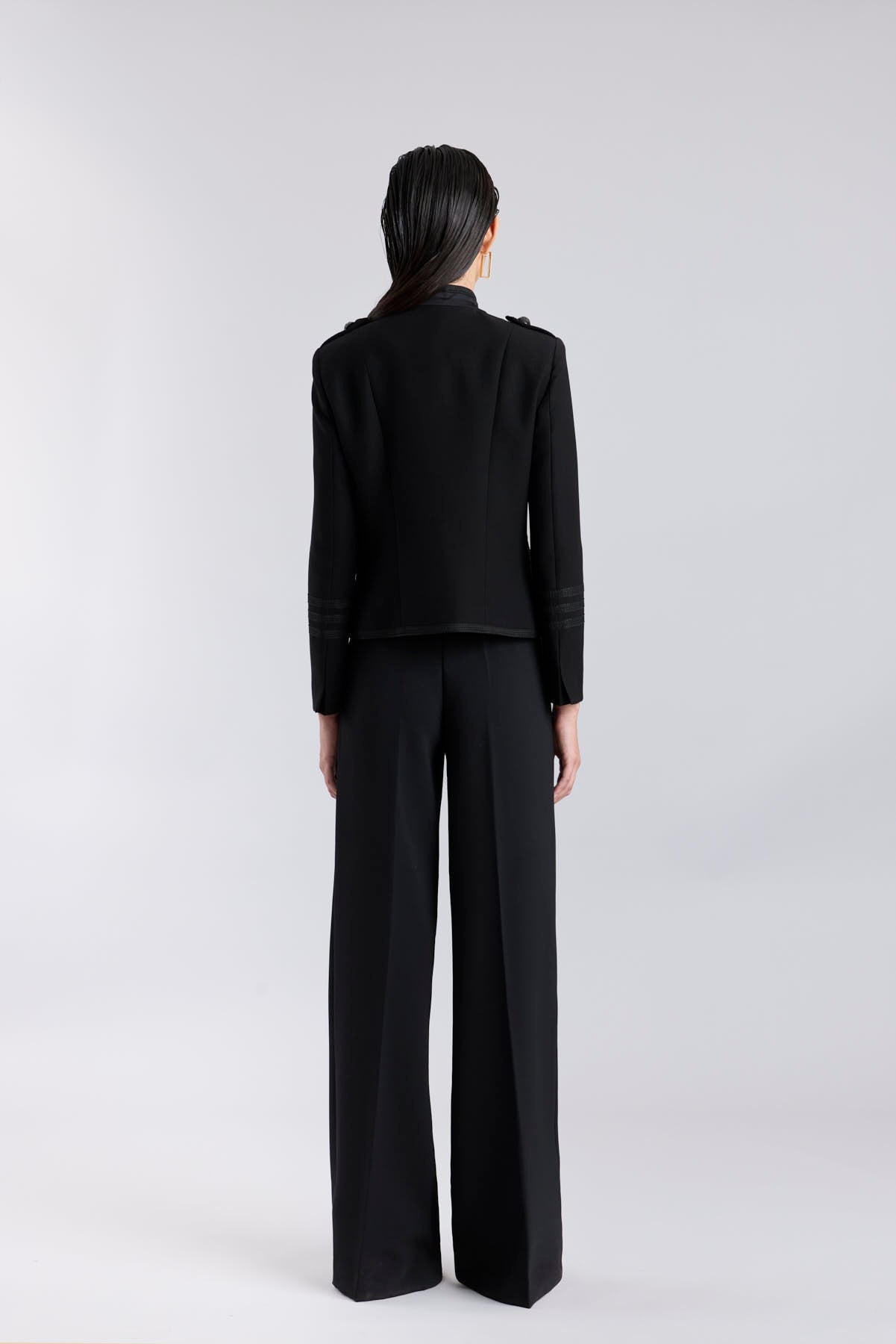 Chaqueta húsar negra para mujer modelo Brooklyn con alamares artesanales.