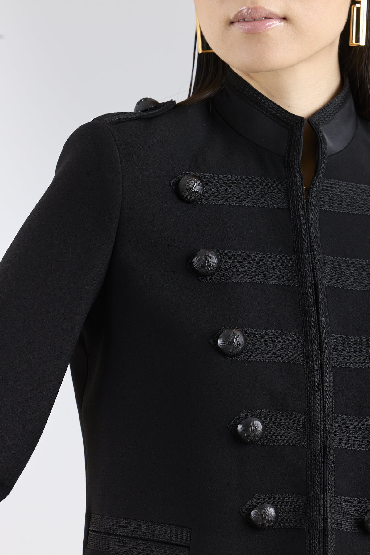 Chaqueta húsar negra para mujer modelo Brooklyn con alamares artesanales.