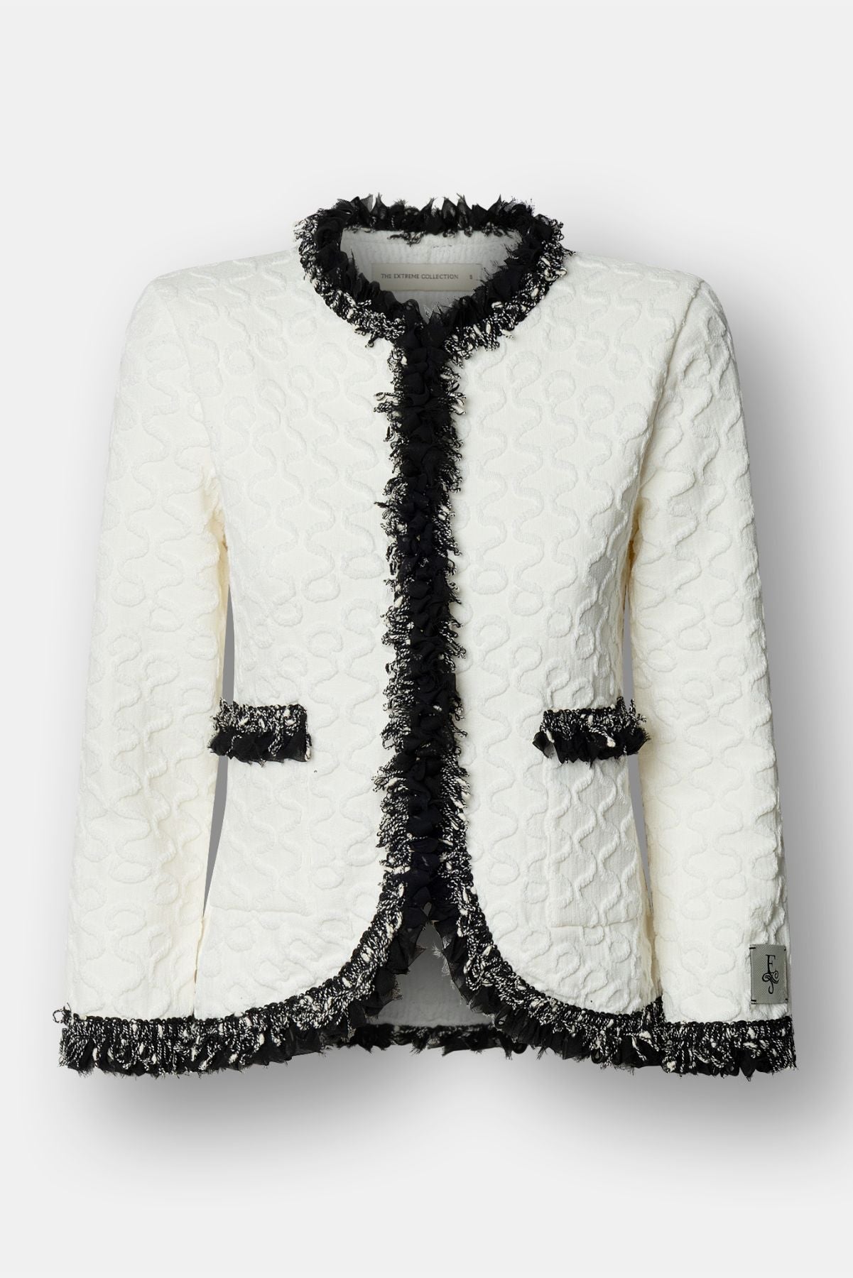 Chaqueta de lujo blanca para mujer modelo Ludovica con ribetes oscuros y detalles brillantes.