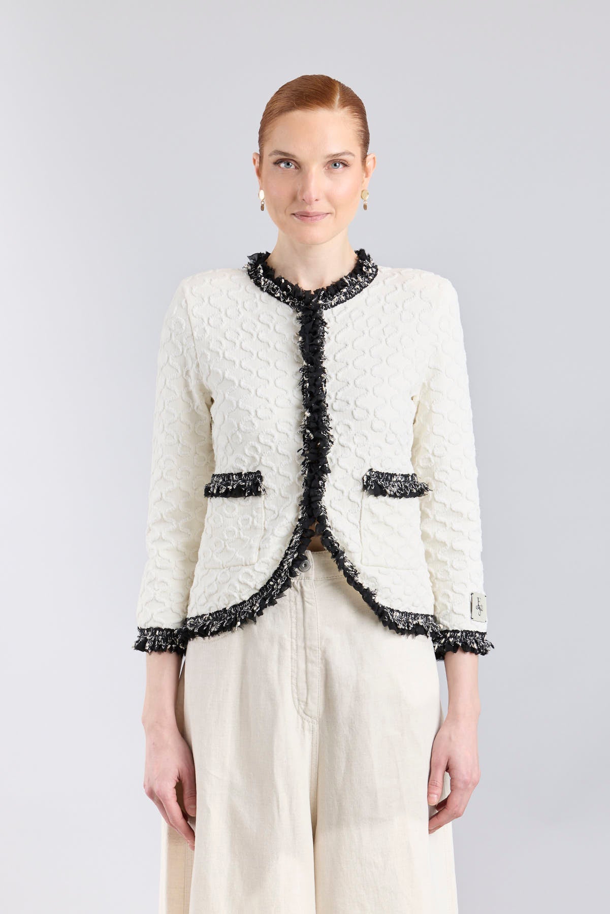 Chaqueta de lujo blanca para mujer modelo Ludovica con ribetes oscuros y detalles brillantes.