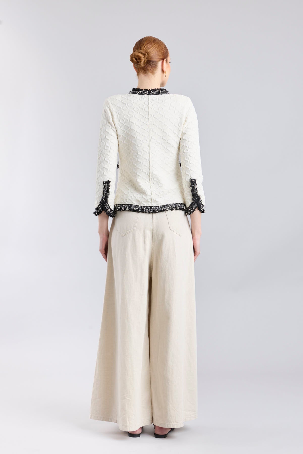 Chaqueta de lujo blanca para mujer modelo Ludovica con ribetes oscuros y detalles brillantes.