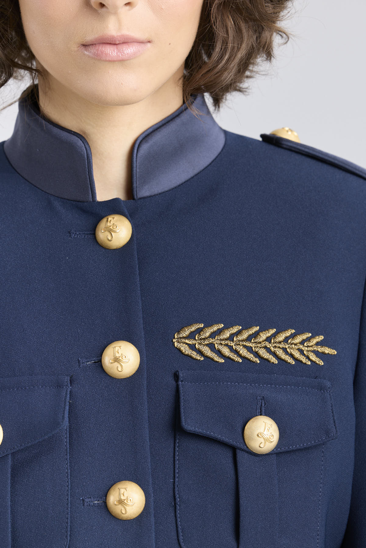 Chaqueta militar azul marino Ilva Star con bordados frontales en hilo dorado.
