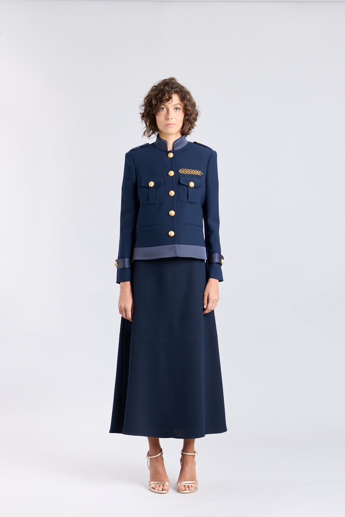 Chaqueta militar azul marino Ilva Star con bordados frontales en hilo dorado.