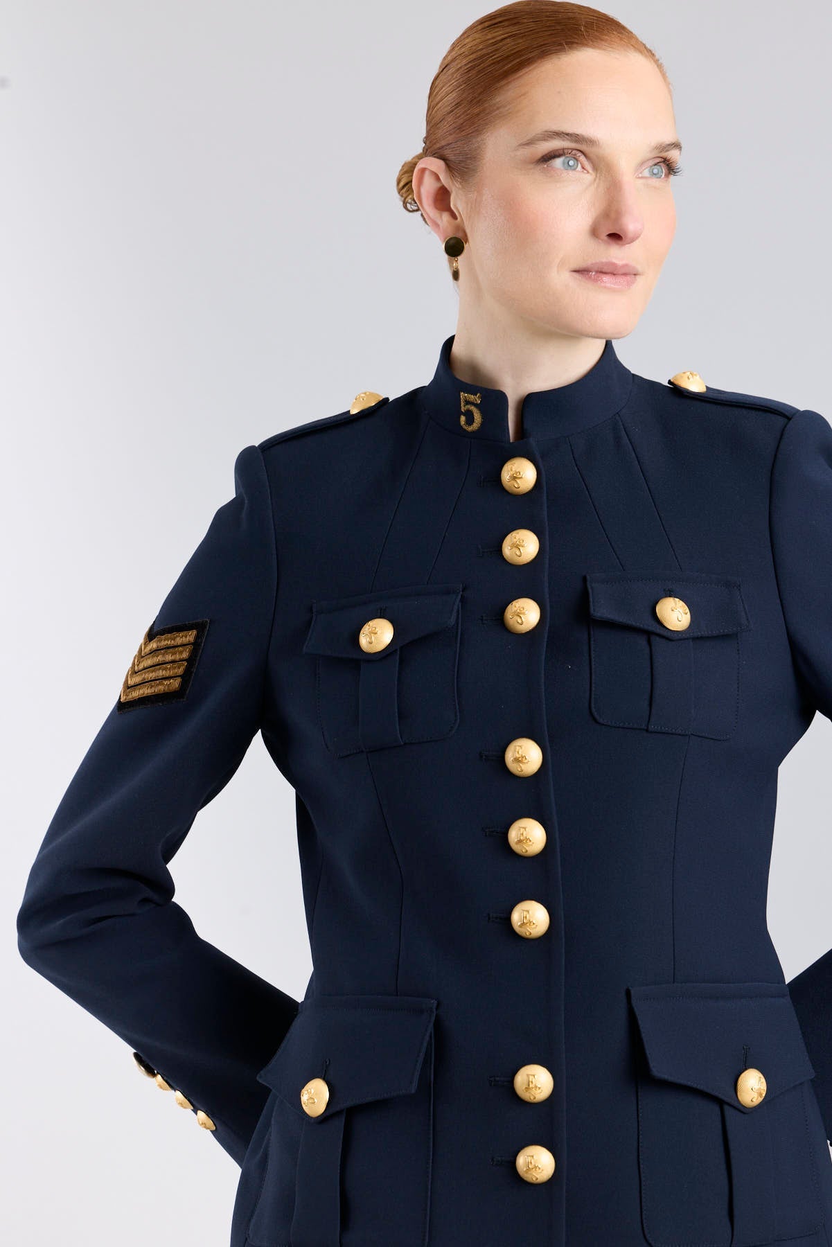 Chaqueta militar mujer azul marino Manhattan en crepe con cuello mao, botones metálicos y bordado artesanal del número 5.