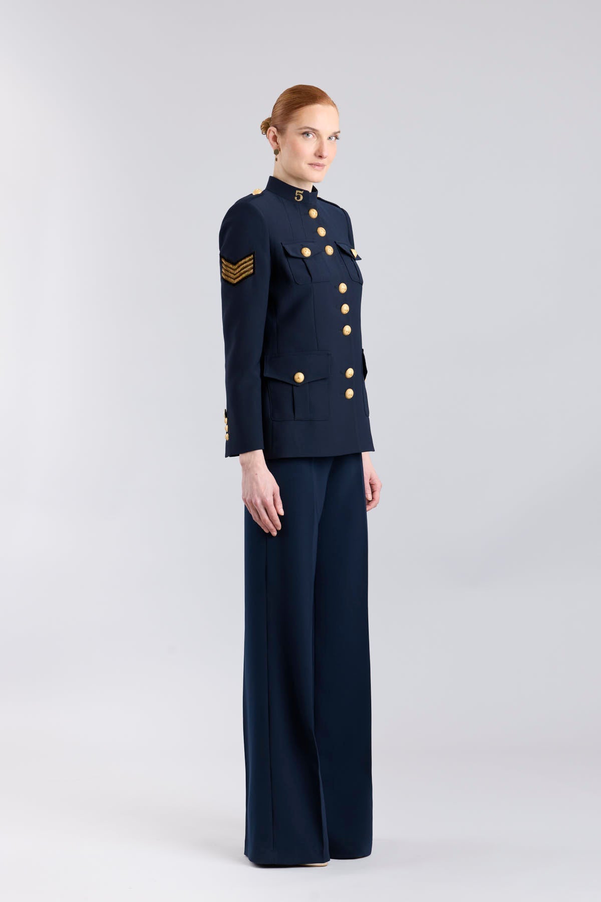 Chaqueta militar mujer azul marino Manhattan en crepe con cuello mao, botones metálicos y bordado artesanal del número 5.