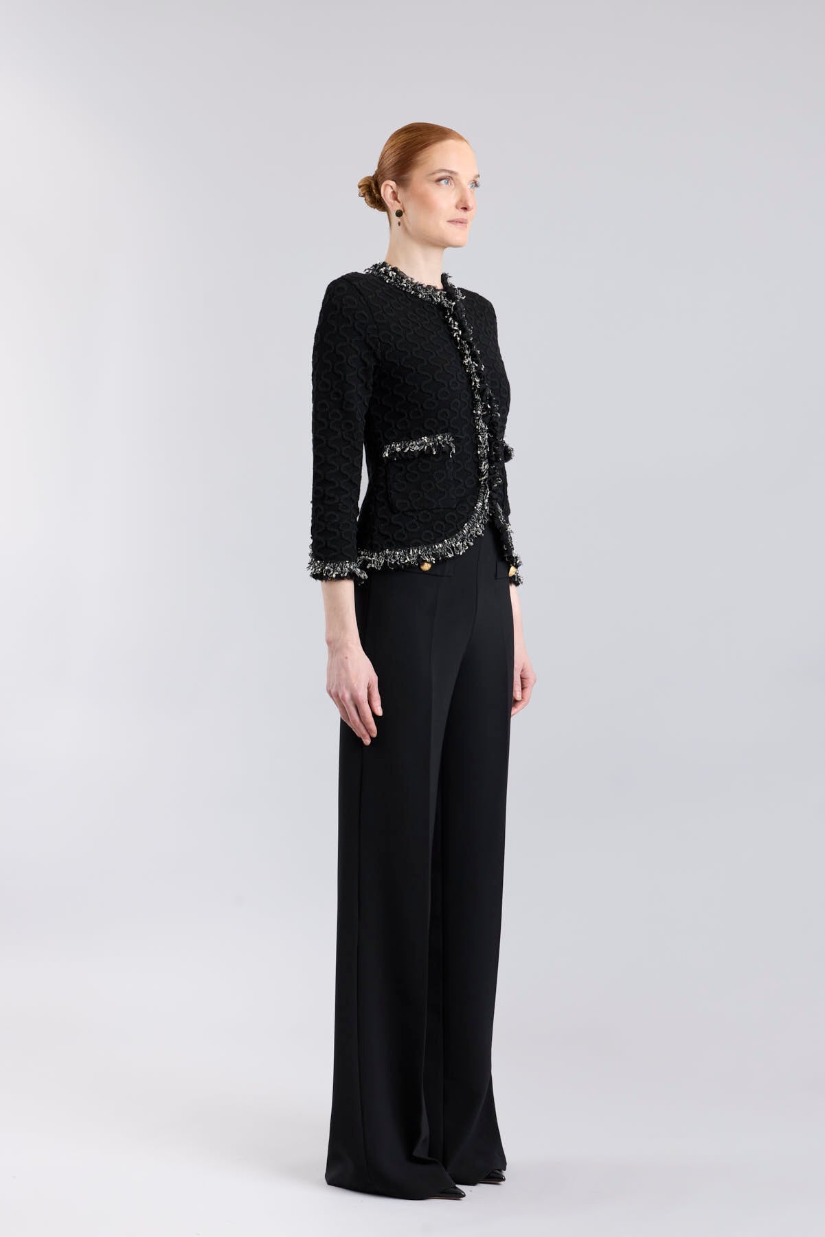 Chaqueta de lujo negra para mujer modelo Ludovica con perfiles brillantes y relieve ornamental.