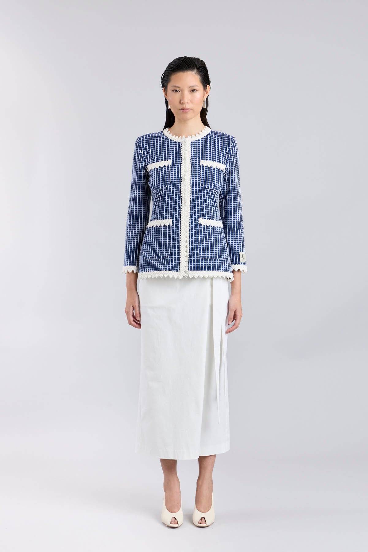 Chaqueta de lujo estructurada en azul noche para mujer modelo Jasper con acabados festoneados.