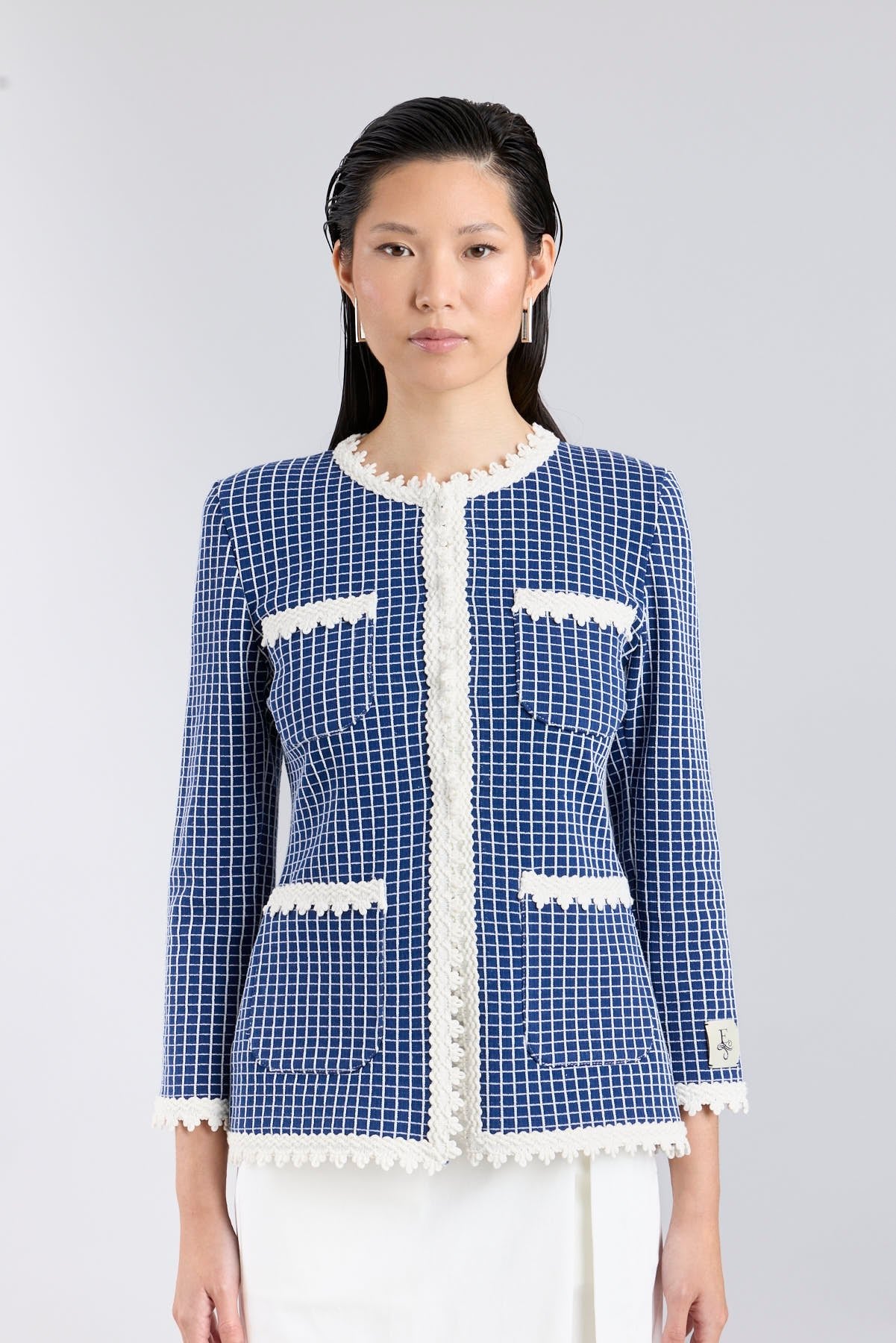 Chaqueta de lujo estructurada en azul noche para mujer modelo Jasper con acabados festoneados.