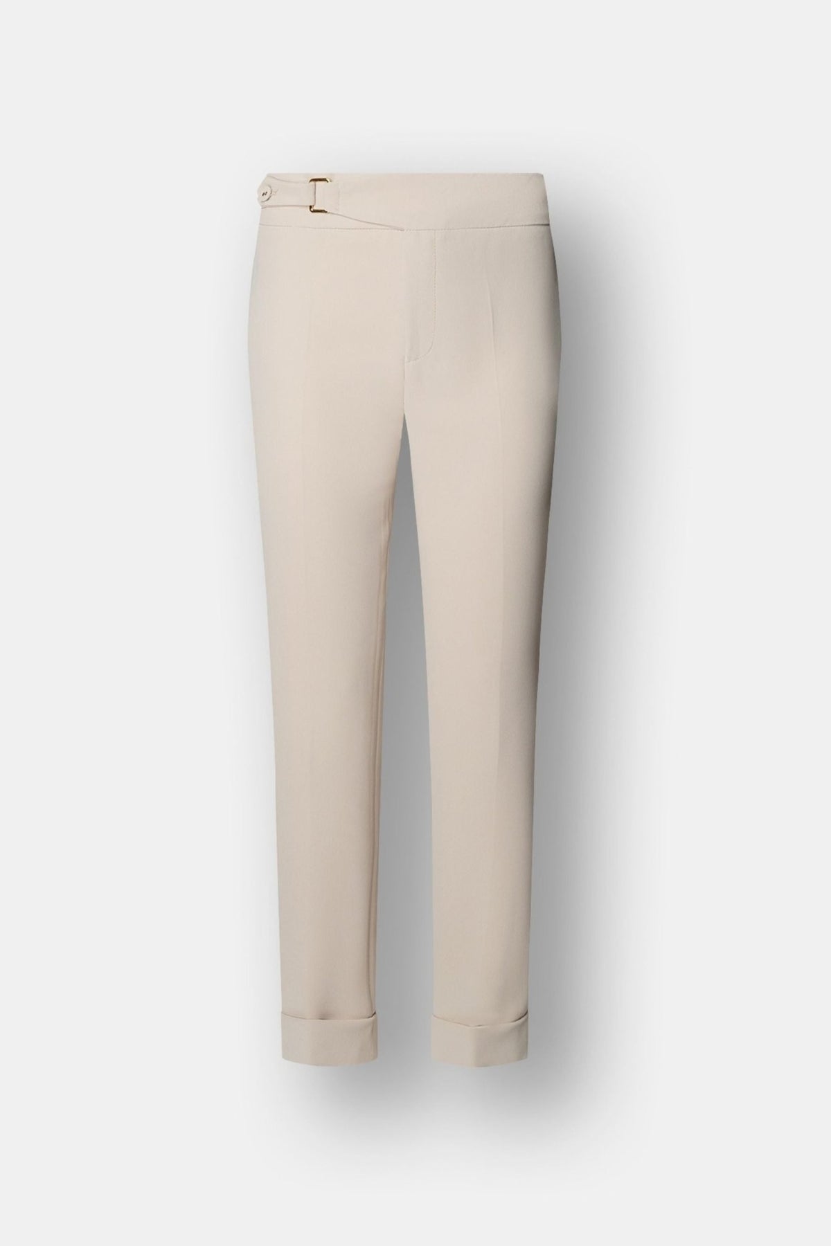 Pantalón de cintura alta beige Atelier de corte recto en tono tofe con raya marcada y detalle de hebilla dorada. Sastrería elegante y sofisticada.