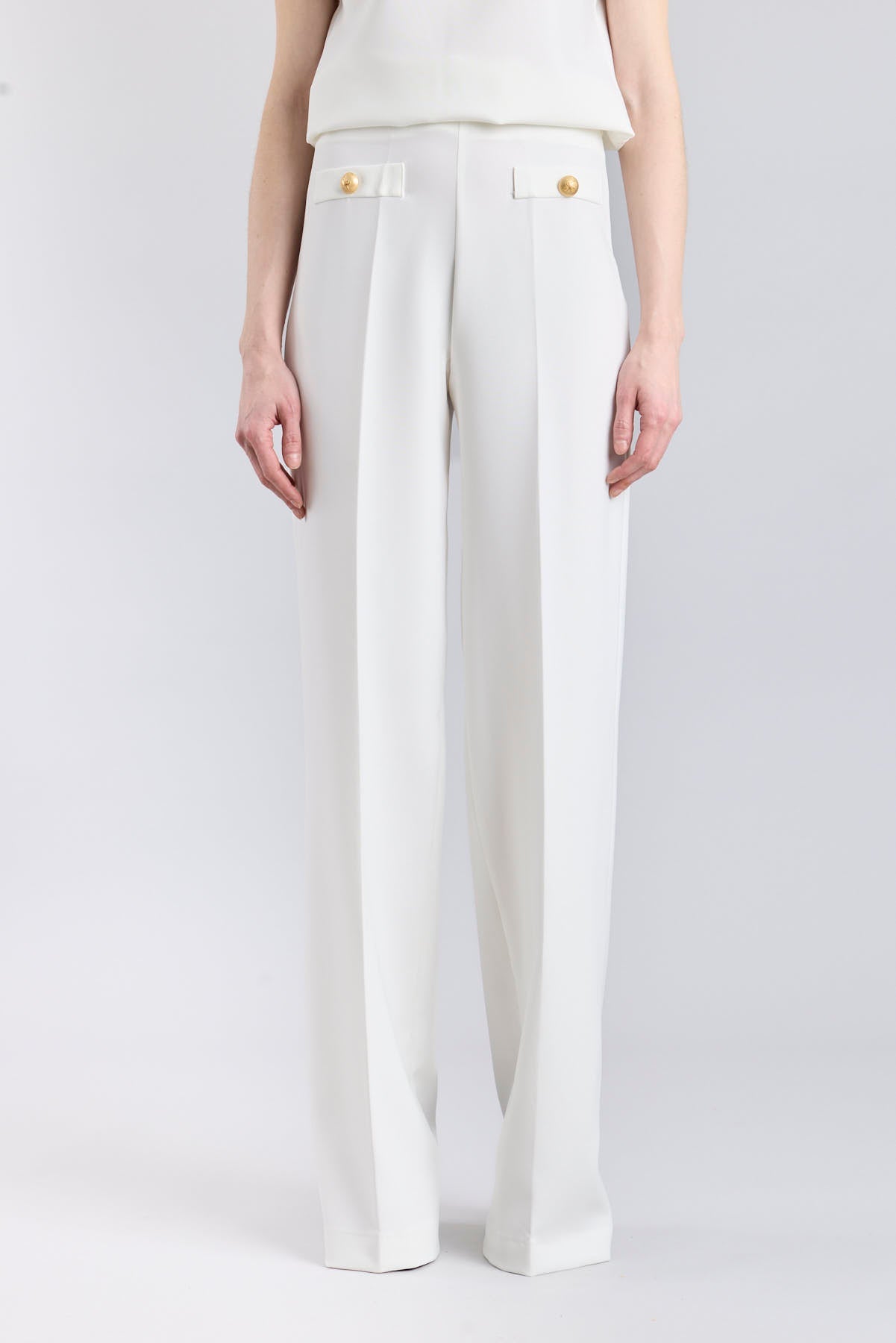 Pantalón blanco de tiro alto estilo palazzo con botones dorados de The Extreme Collection.